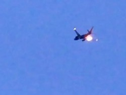 Ngeri! Pesawat Ini Keluarkan Percikan Api Saat Terbang