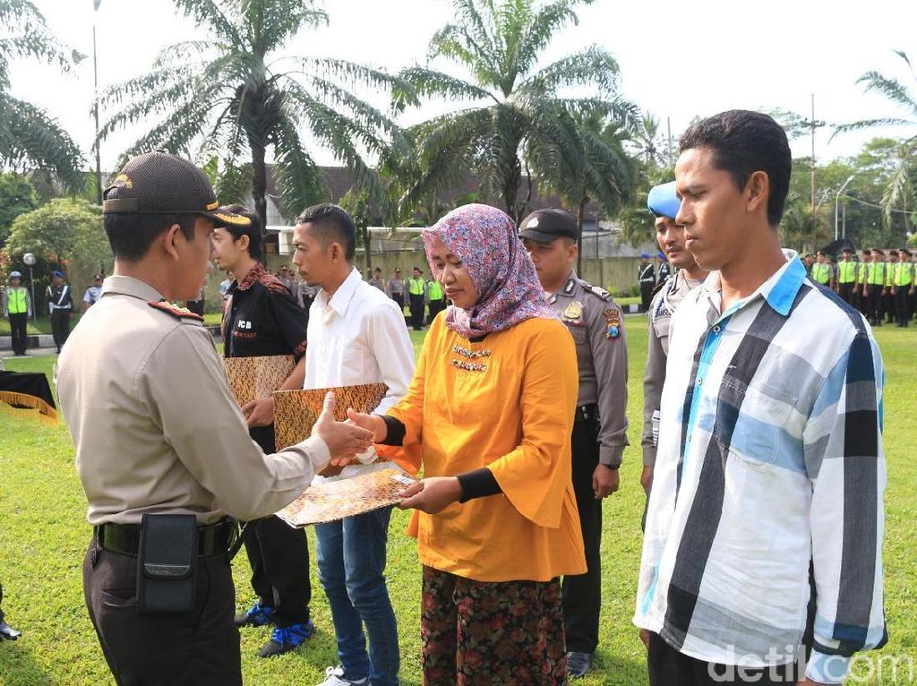 Bantu Ungkap Penculikan Anak di Blitar, Lima Warga Dapat Penghargaan Bantu Ungkap Penculikan Anak di Blitar, Lima Warga Dapat Penghargaan