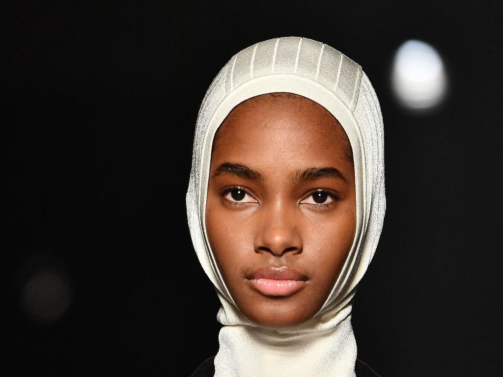 Hijab Instan Eksis di Panggung Paris Fashion Week 2018