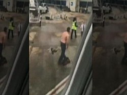 Diusir dari Pesawat, Traveler Ini Marah Sambil Buka Baju