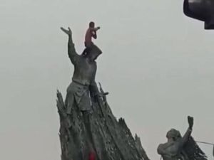 Video Senam dan Tarian Terlarang di Puncak Tugu Zapin Video Senam dan Tarian Terlarang di Puncak Tugu Zapin