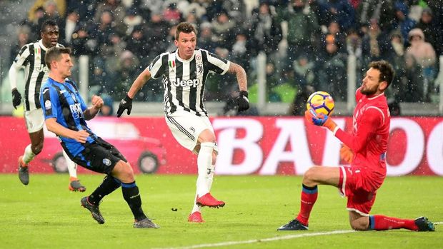 Tendangan Mario Manzukic berhasil ditepis kiper Atalanta. (