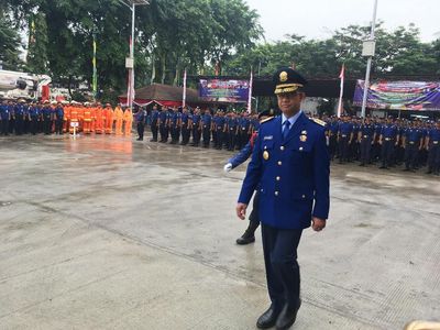 Gaya Anies Berseragam Biru Jadi Inspektur Upacara HUT Damkar