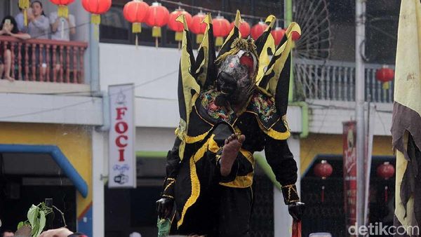 Foto: Atraksi Tatung Cuci Jalan di Singkawang