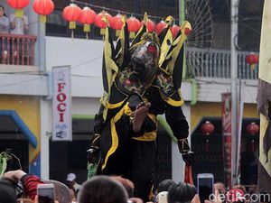 Foto: Atraksi Tatung Cuci Jalan di Singkawang