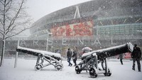 Kalau yang ini merupakan pemandangan di Stadion Emirates yang menjadi markas Arsenal, ketika meriam-meriam tim Gudang Peluru berselimutkan salju. (Foto: Clive Mason/Getty Images)