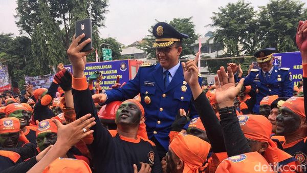 Saat Anies Dipanggul Para Pemadam di Momen Nyaris Seabad Damkar DKI