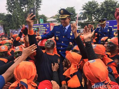 Saat Anies Dipanggul Para Pemadam di Momen Nyaris Seabad Damkar DKI