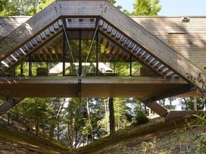 Ini Jembatan Atau Rumah?