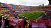 Inilah Camp Nou, rumah megah milik Barcelona. Kapasitas besar stadion ini memungkinkan Barcelona ditonton rata-rata 77.944 orang musim kemarin. (Foto: David Ramos/Getty Images)
