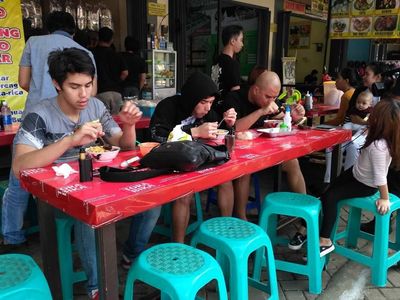 Ini Nih Gaya Ahmad Dhani Saat Makan di Warteg hingga Cicip Ketoprak!