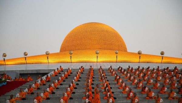 Foto: Khidmat, Umat Buddha Thailand Beri Sedekah Massal ke Biksu