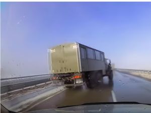 Ngeri! Lihat Truk Ini Bermanuver Seperti di Film Fast and Furious