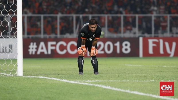 Andritany melakukan penyelamatan gemilang di babak kedua menghadapi Song Lam Nghe An.