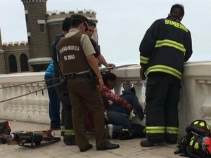 Aksi Damkar Selamatkan Bocah yang Nyangkut di Pagar