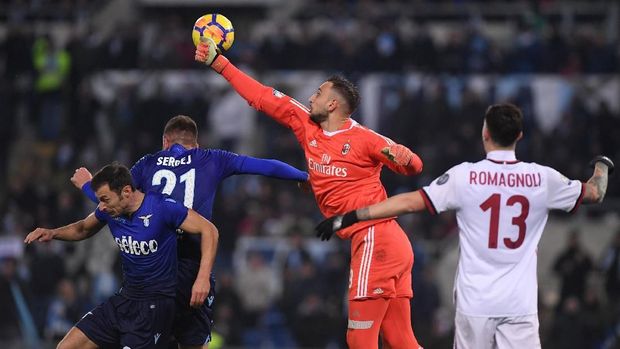 Kiper AC Milan Gianluigi Donnarumma kerap melakukan penyelamatan gemilang
