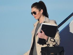 Si Cantik Direktur Komunikasi Gedung Putih Mundur