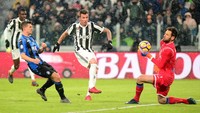 Mandzukic punya peluang emas di babak pertama, tapi tembakannya dimentahkan oleh kiper Atalanta, Etrit Berisha. Foto: Massimo Pinca/Reuters