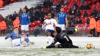 Hal yang sama terlihat dalam gol keenam Spurs yang dicetak oleh pemain muda Kyle Walker-Peters di injury time. Foto: Matthew Childs/Action Images via Reuters