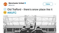 Begini pemandangan di Old Trafford, stadion markas Manchester United. Patung George Best, Denis Law, dan Sir Bobby Charlton dihujani salju. (Foto: Twitter)