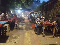 Sandiaga Minta Trotoar Senayan Steril dari Pedagang Sate Taichan