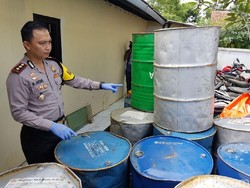 Warga Subang Simpan 25 Drum Oli Palsu di Garasi Rumah