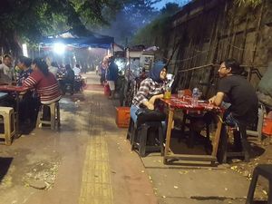 Potret PKL di Trotoar Senayan yang Dikritik Anggota DPRD DKI