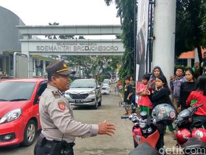 Polisi Bubarkan Warga yang Tunggu Hujan Duit di Kuningan Polisi Bubarkan Warga yang Tunggu Hujan Duit di Kuningan