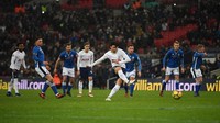 Tak berselang lama, wasit memberikan hadiah penalti untuk Spurs. Son sukses mengeksekusinya. Foto: Shaun Botterill/Getty Images