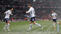 Hanya berselang enam menit, Llorente melengkapi hat-trick-nya. Gol ketiga Llorente membuat Spurs memimpin 4-1. Foto: Matthew Childs/Action Images via Reuters