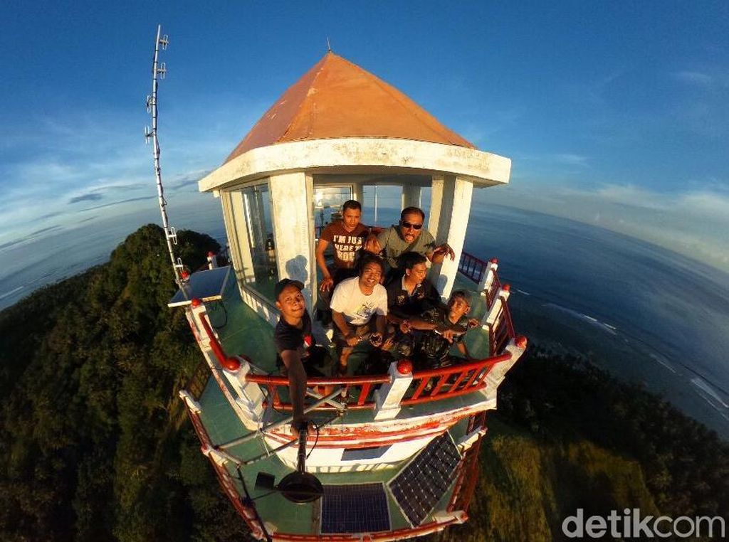 Sensasi Swafoto dari Atas Mercusuar NKRI di Miangas Sensasi Swafoto dari Atas Mercusuar NKRI di Miangas