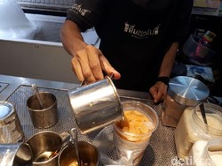 Kocak! Driver Ojol Paksa Penjual Buka untuk Buatkan Minuman Pembelinya