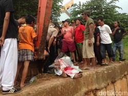 Seorang Kakek Ditemukan Tewas Mengambang di Sungai KBT
