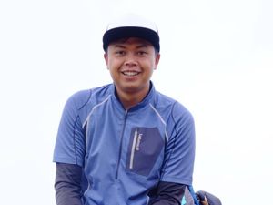 Hai Pendaki, Ini Pesan dari Pria yang Bersihkan Sampah Botol Air Seni di Gunung