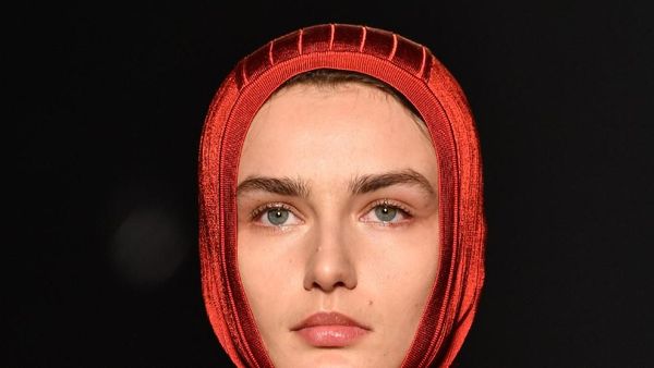 Foto: Hijab Buatan Lanvin yang Mirip Ciput Ninja di Paris Fashion Week