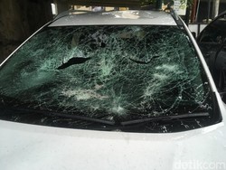 Penumpang Mobil yang Seruduk Ojek Online di Senen Masih Syok