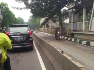 Pemotor Nekat Lawan Arus di Jalur TransJakarta