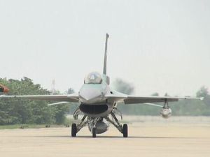 Lima F-16 Perkuat Pertahanan Udara di Lanud Roesmin Pekanbaru Lima F-16 Perkuat Pertahanan Udara di Lanud Roesmin Pekanbaru