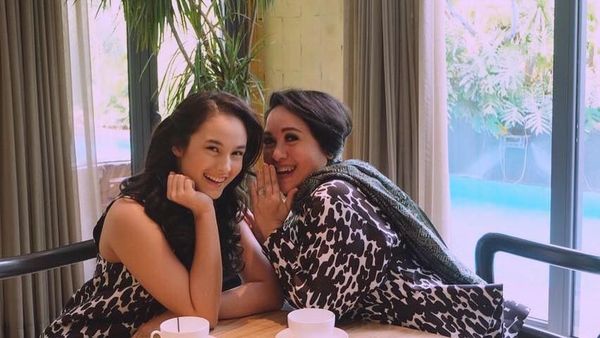 Begini Pose Mesra Chelsea Islan Bersama Ibu dan Pacarnya Kalau Lagi Makan