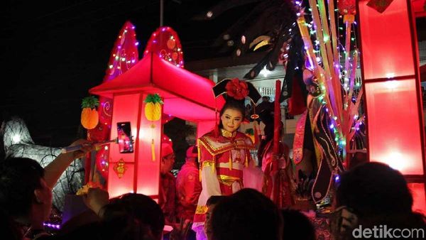 Foto: Festival Lampion, Kendaraan Hias & Gadis Singkawang