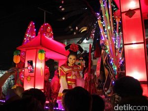 Foto: Festival Lampion, Kendaraan Hias & Gadis Singkawang