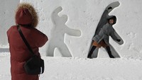 Tembok salju dekat stadion Olimpiade di Pyeongchang menjadi tempat foto-foto unik penonton Olimpiade Musim Dingin 2018. (REUTERS/Eric Gaillard)