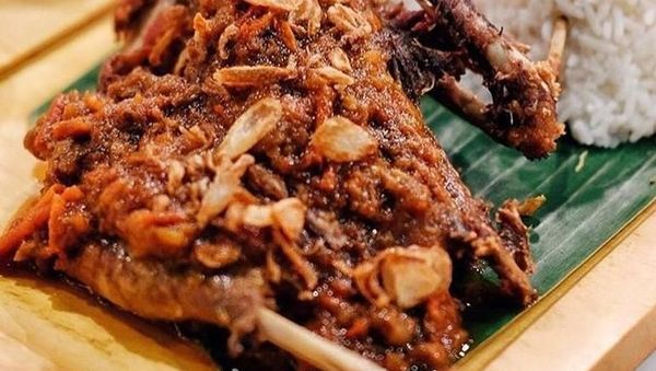 Sedap! Lihat Nih 10 Sajian Bebek Goreng Plus Sambal yang Juara Enaknya
