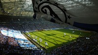 Schalke 04 musim lalu cuma finis ke-10 di Bundesliga, tapi suporternya selalu solid. Tak kurang dari 60.703 penonton memadati Veltins Arena per pertandingannya, menjadi stadion dengan jumlah penonton tertinggi keenam di Eropa. (Foto: Jamie McDonald/Getty Images)