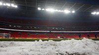 Salju ada di mana-mana dalam pertandingan replay babak kelima Piala FA antara Spurs lawan Rochdale. (Foto: Matthew Childs/Action Images via Reuters).