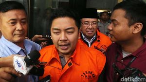 Foto: Ini Walkot Kendari dan Sang Ayah yang Dibawa ke Mobil Tahanan KPK