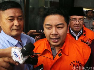 Foto: Ini Walkot Kendari dan Sang Ayah yang Dibawa ke Mobil Tahanan KPK