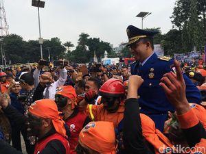 Dipanggul Petugas Damkar, Anies: Pundaknya Keras-keras Dipanggul Petugas Damkar, Anies: Pundaknya Keras-keras