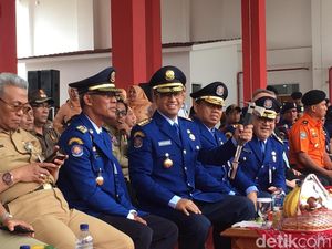 Momen Anies Dibopong hingga Diberi Kapak Rescue di HUT Damkar Momen Anies Dibopong hingga Diberi Kapak Rescue di HUT Damkar