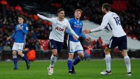Erik Lamela mengira dirinya telah mencetak gol untuk Spurs pada menit-menit awal. Tapi, wasit menganulirnya setelah berkonsultasi dengan Video Assistant Referee (VAR). Foto: Eddie Keogh/Reuters